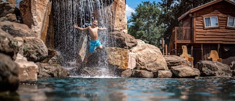 Una piscina techada, una piscina al aire libre de temporada