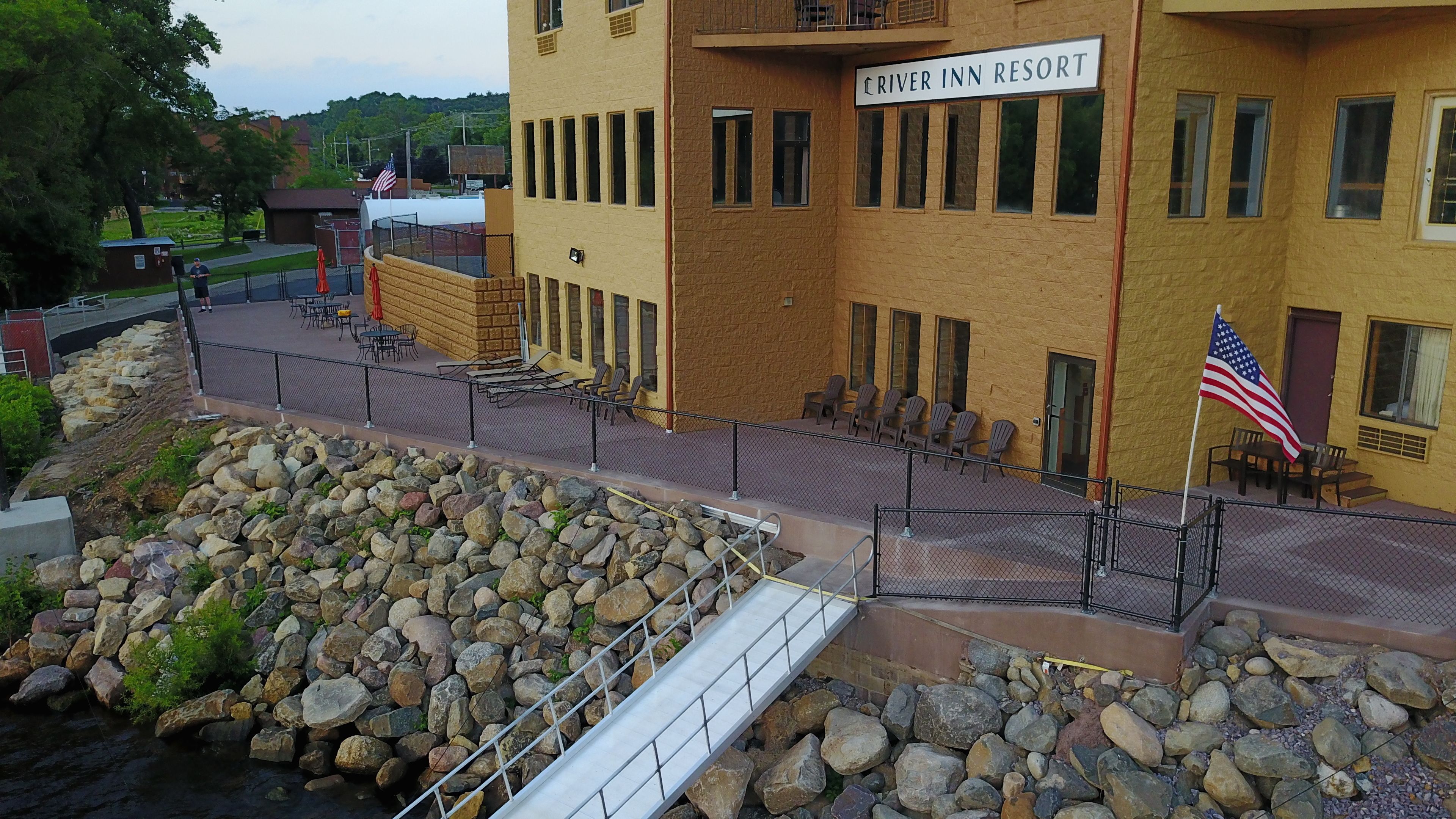 Ein Backsteinhaus mit einem Schild, auf dem „River Inn Resort“ steht.