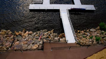 Une jetée qui s’avance dans l’eau, avec un bateau amarré à son extrémité.