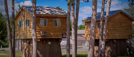 Baumhaus, Mehrere Betten | 1 Schlafzimmer, Schreibtisch, Verdunkelungsvorhänge