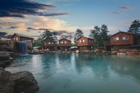 2 albercas techadas y alberca al aire libre por temporada
