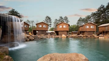 2 Innenpools, Außenpool (je nach Saison geöffnet), Sonnenschirme
