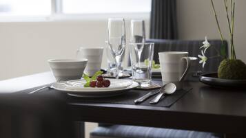 Superior Apartment, 1 Bedroom, Non Smoking, Kitchen | In-room dining