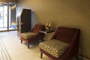 Lobby sitting area - Hotel Gentle Fox Kyoto (Kyoto)