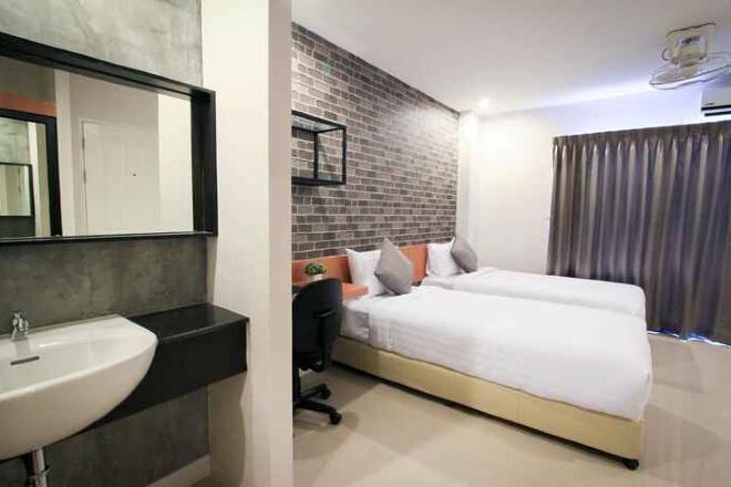 Desk, soundproofing, free WiFi, bed sheets