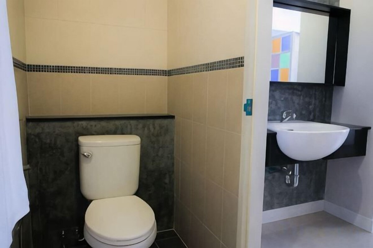 Doccia, asciugamani, sapone, shampoo