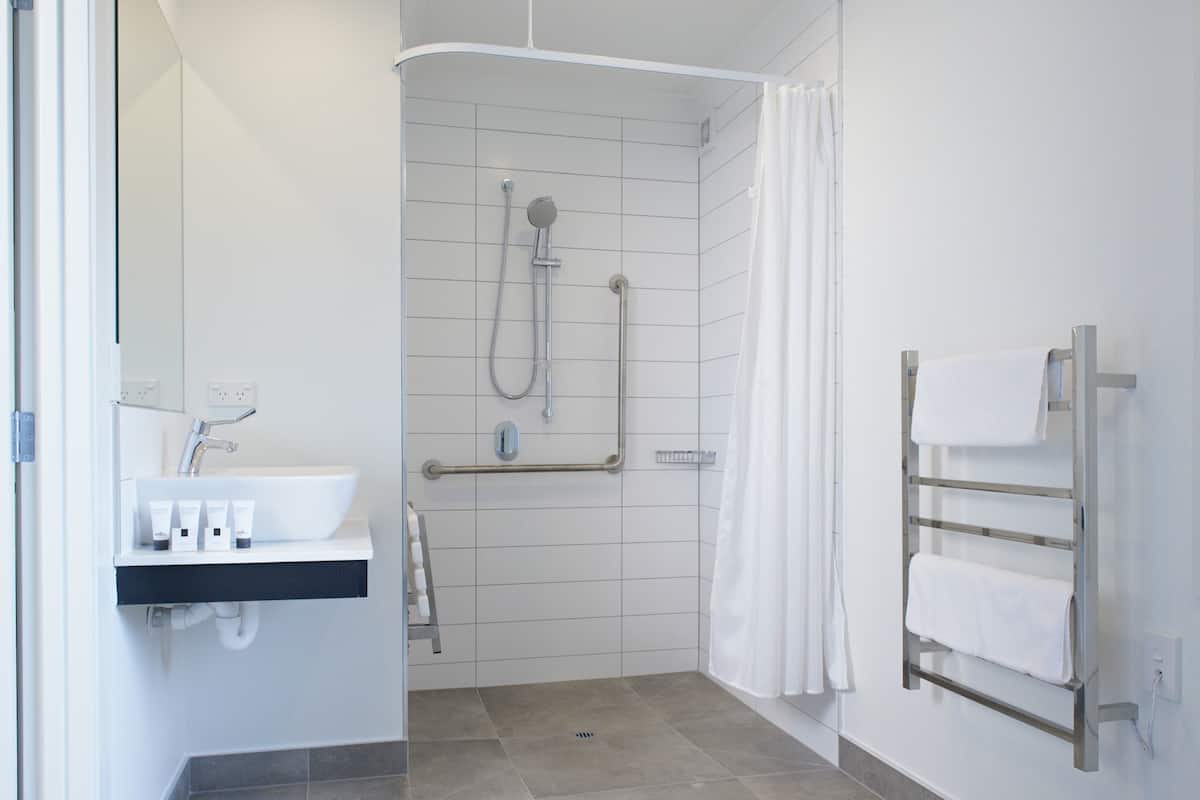 Studio exécutif, accessible aux personnes à mobilité réduite | Salle de bain | Articles de toilette (gratuits), séchoir à cheveux, serviettes fournies