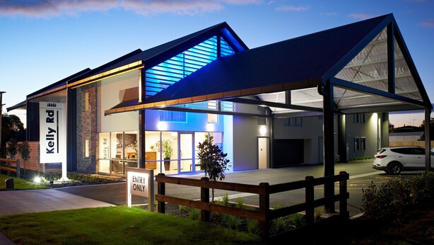 A modern building with a sign reading "Kelly Rd" and "ENTRY ONLY" sign. - Kelly Rd Cambridge Lodge (Cambridge)