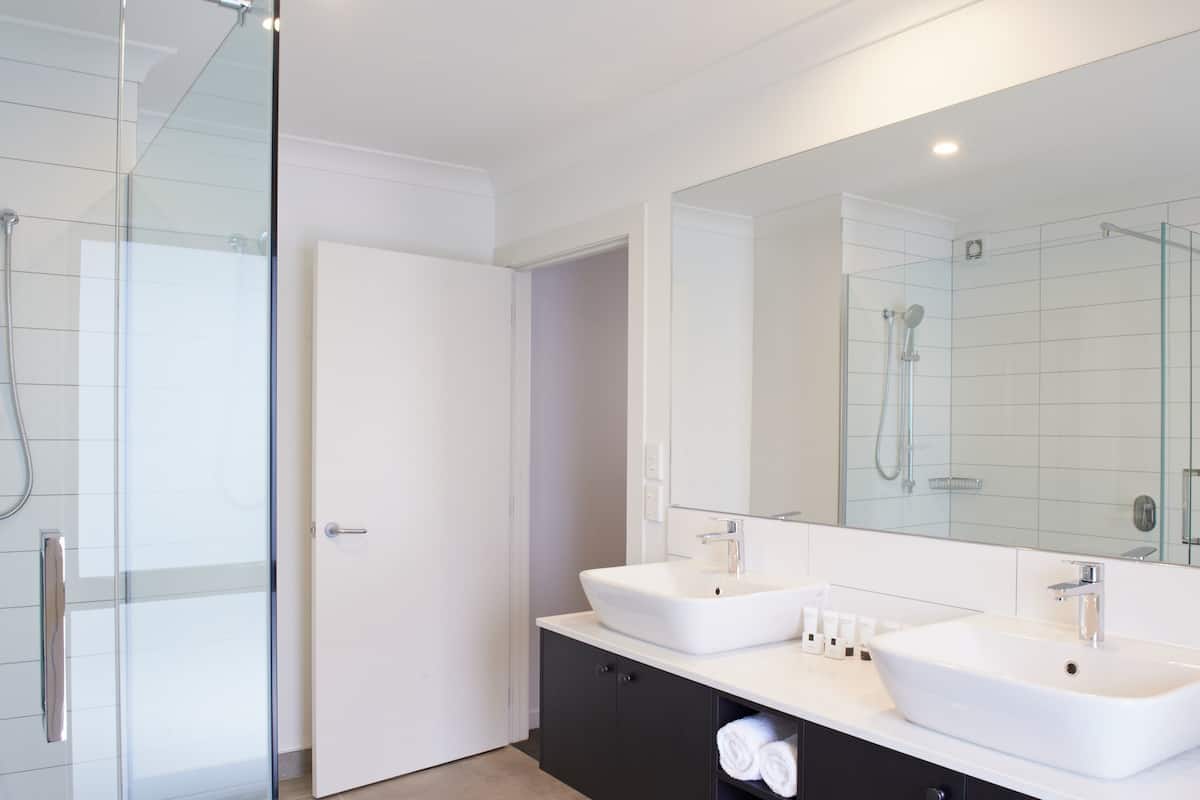 Suite, 2 chambres | Salle de bain | Articles de toilette (gratuits), séchoir à cheveux, serviettes fournies