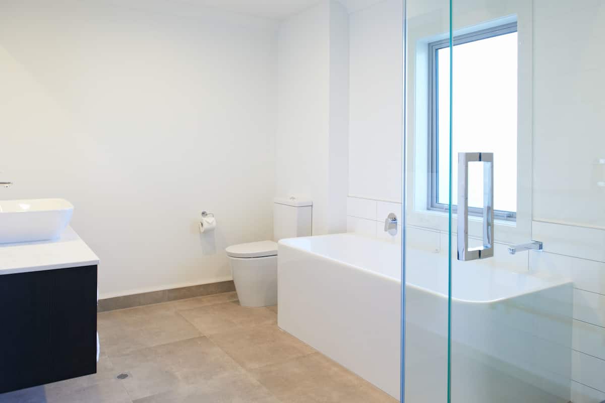 Suite, 1 chambre | Salle de bain | Articles de toilette (gratuits), séchoir à cheveux, serviettes fournies