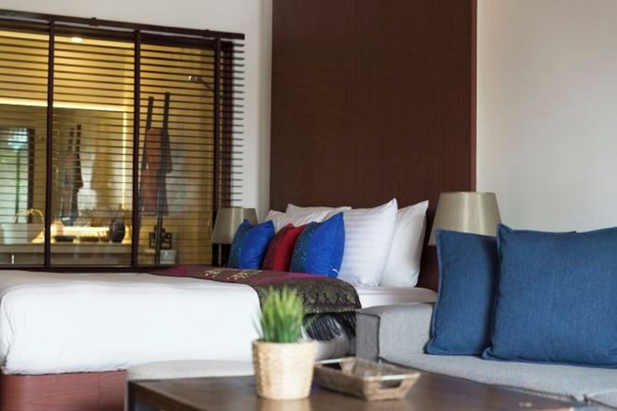 Egyptian cotton sheets, premium bedding, pillowtop beds, in-room safe