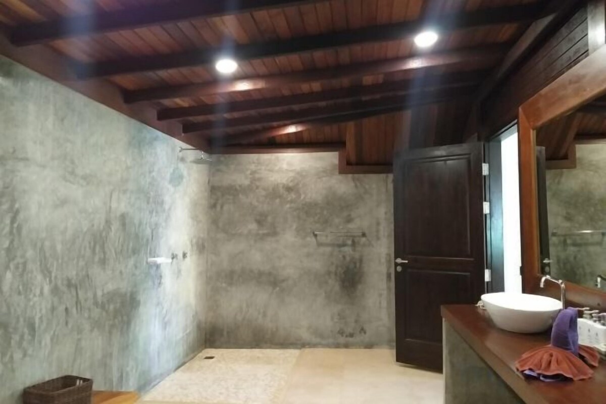 Bathroom | Shower, free toiletries, hair dryer, bidet