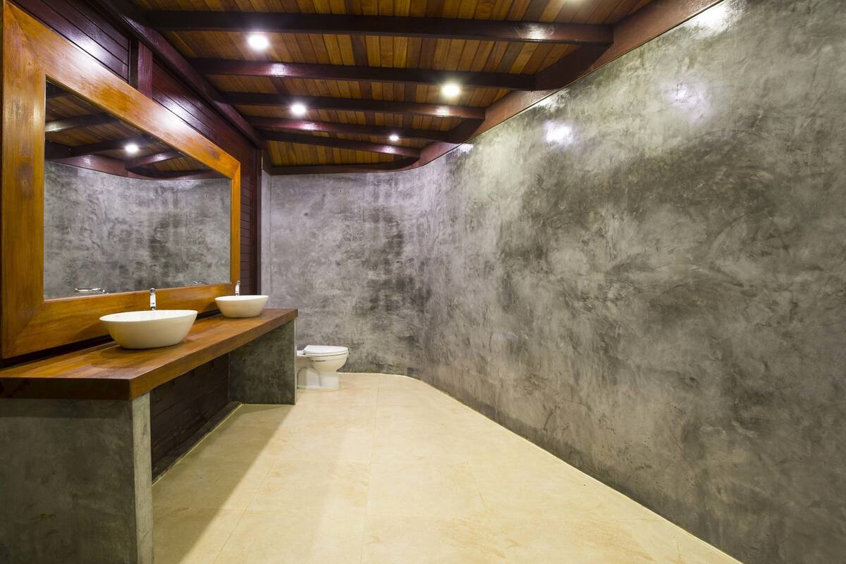 shower, free toiletries, hair dryer, bidet