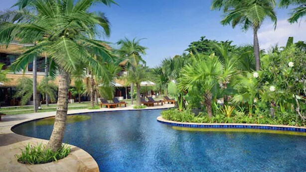 A swimming pool with palm trees and lounge chairs. - Mali Resort Sunrise Beach (Koh Lipe)