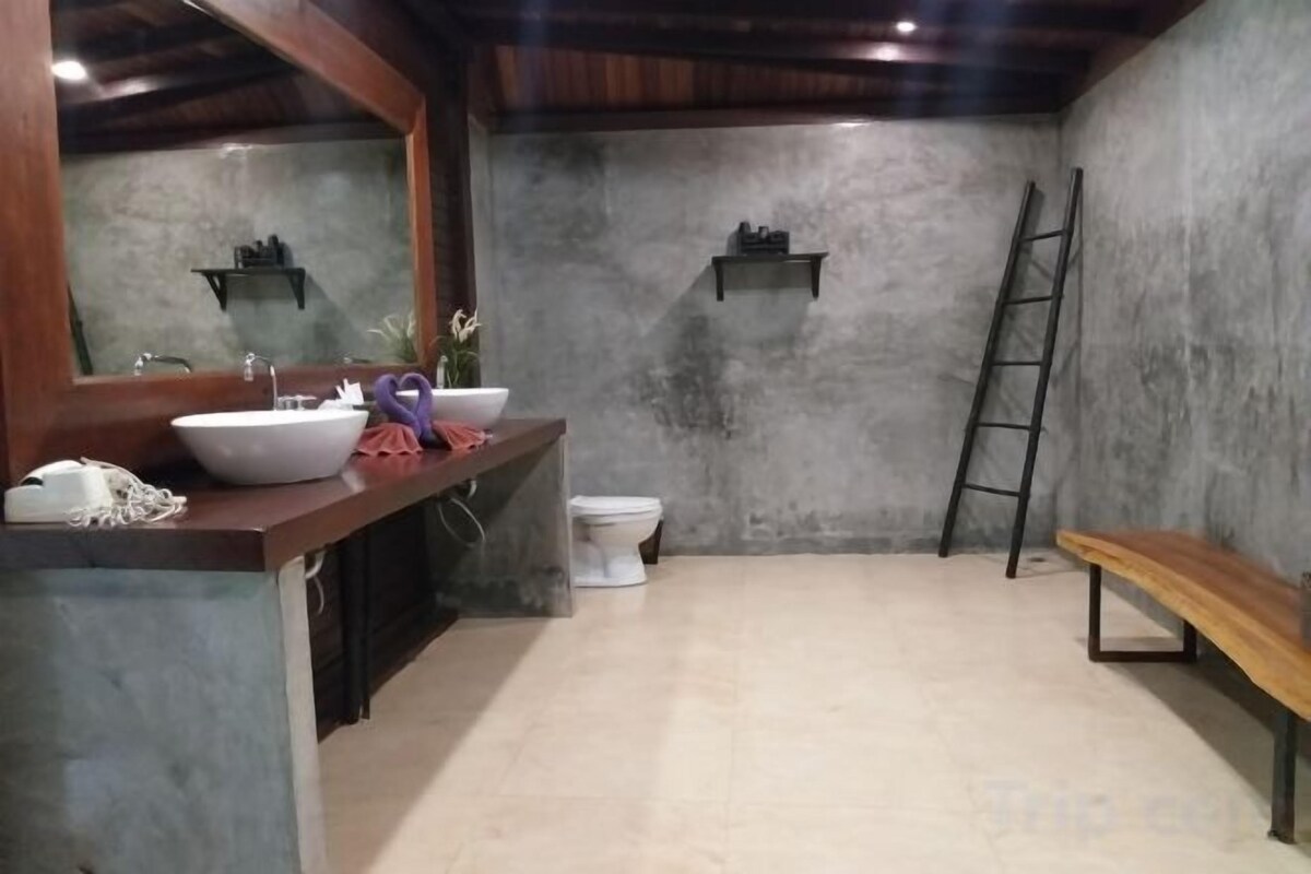 Bathroom | Shower, free toiletries, hair dryer, bidet