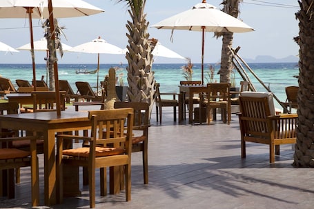 Breakfast, lunch, dinner served; international cuisine