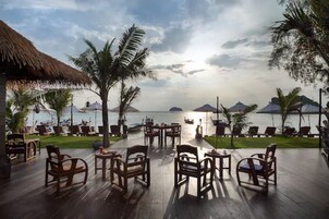 Breakfast, lunch, dinner served; international cuisine 