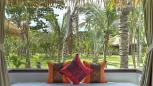 A bed with a view of a tropical garden. - Mali Resort Sunrise Beach (Koh Lipe)