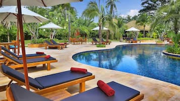 Piscina all'aperto, ombrelloni da piscina, lettini