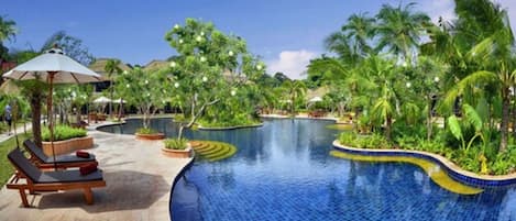 Piscina externa, guarda-sóis, espreguiçadeiras