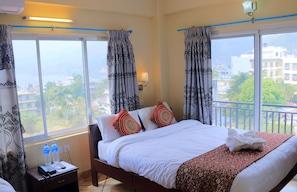Deluxe Room | Living room