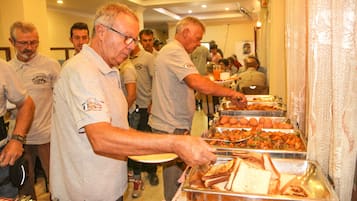 Daily cooked-to-order breakfast (USD 4 per person)