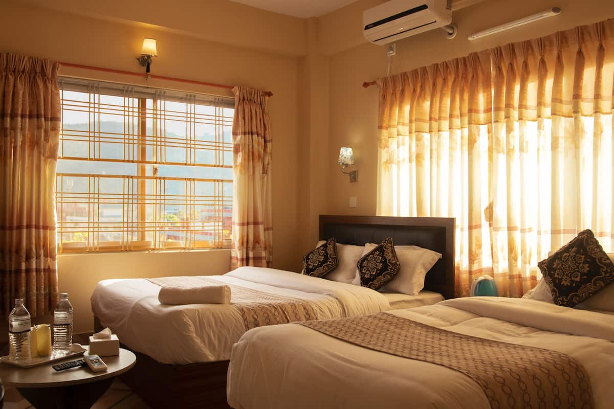 Premium bedding, in-room safe, desk, laptop workspace