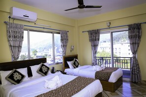 Habitación triple Deluxe | Ropa de cama de alta calidad y caja de seguridad en la habitación