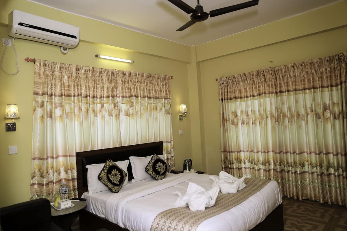 Deluxe Double Room | Premium bedding, in-room safe, desk, laptop workspace