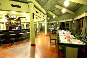 Bar (on property) - The Rhino Residency Resort (Sauraha)