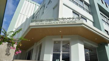 Vista frontal de la propiedad