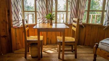 Shared Dormitory | In-room safe, desk, free WiFi
