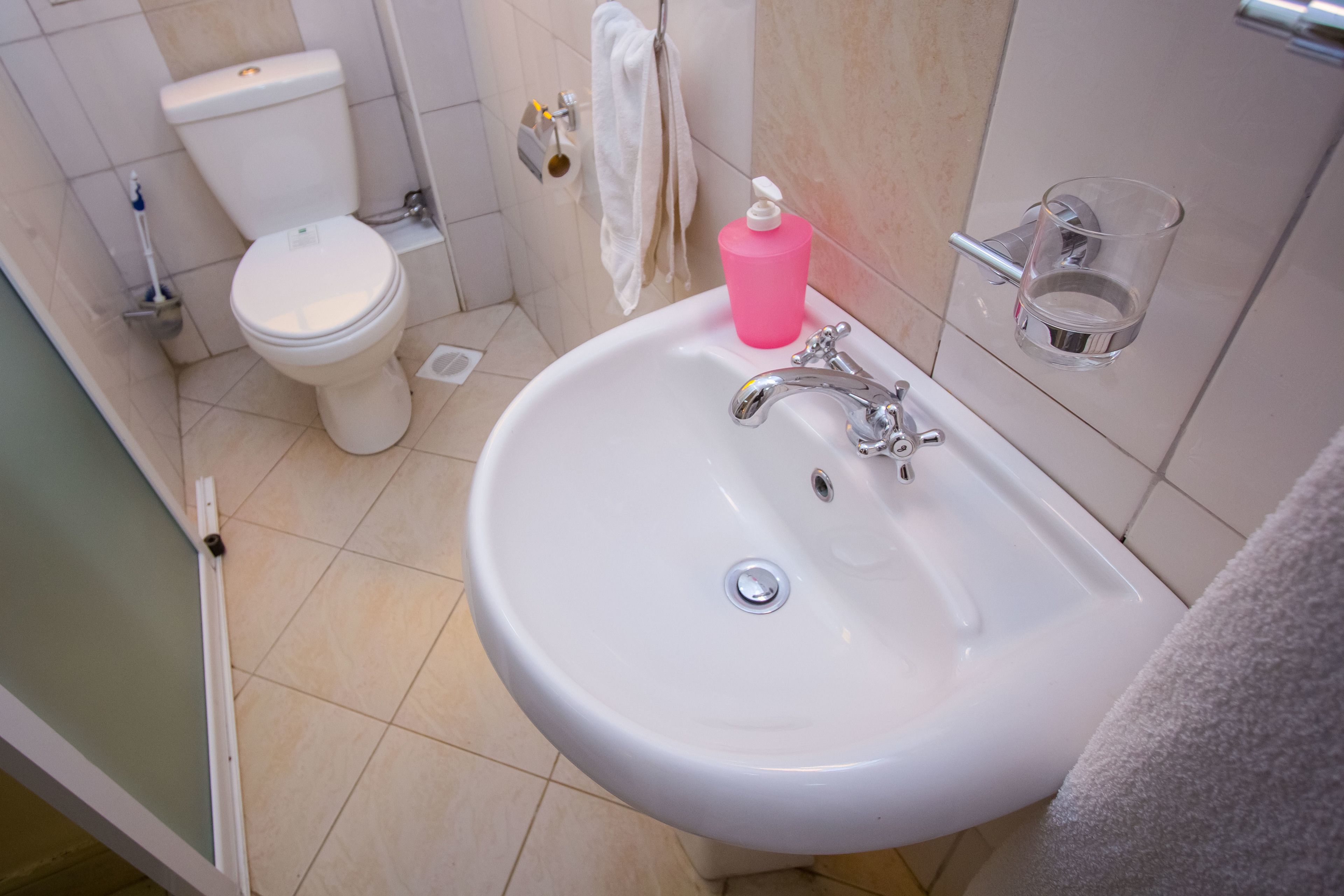 deluxe twin room | bathroom | shower, free toiletries, slippers, towels