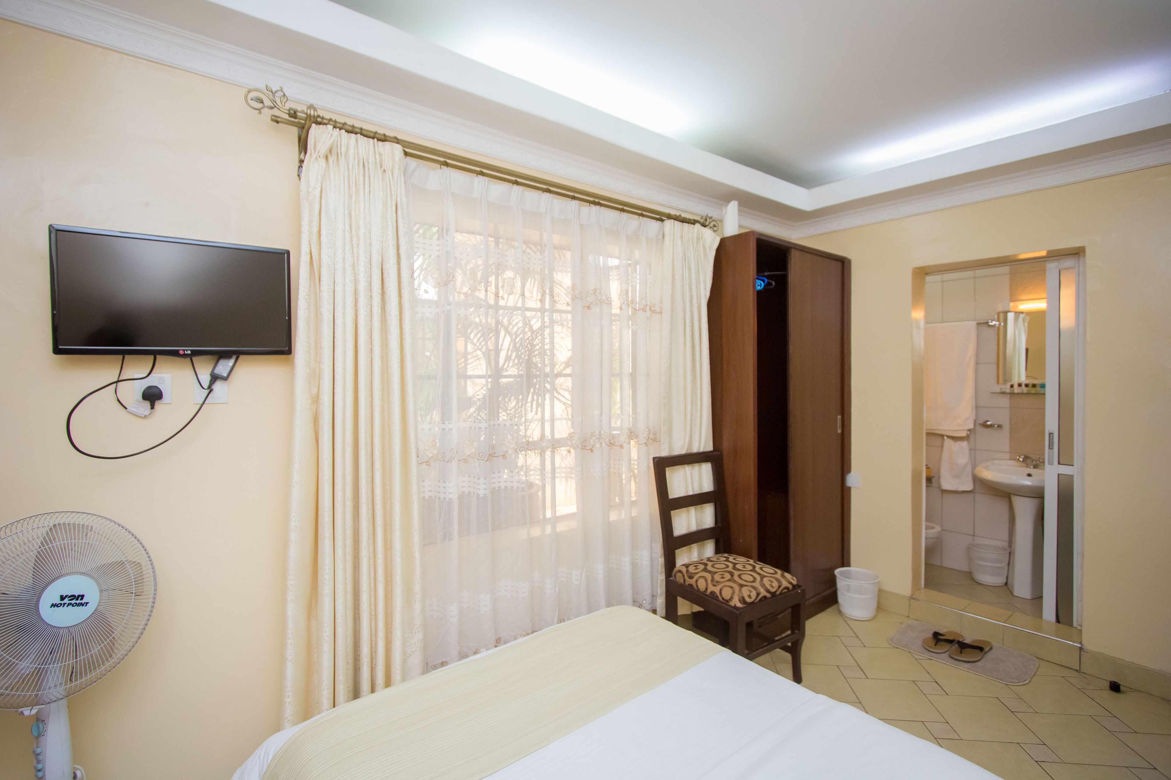 standard room | 1 bedroom, in-room safe, desk, soundproofing