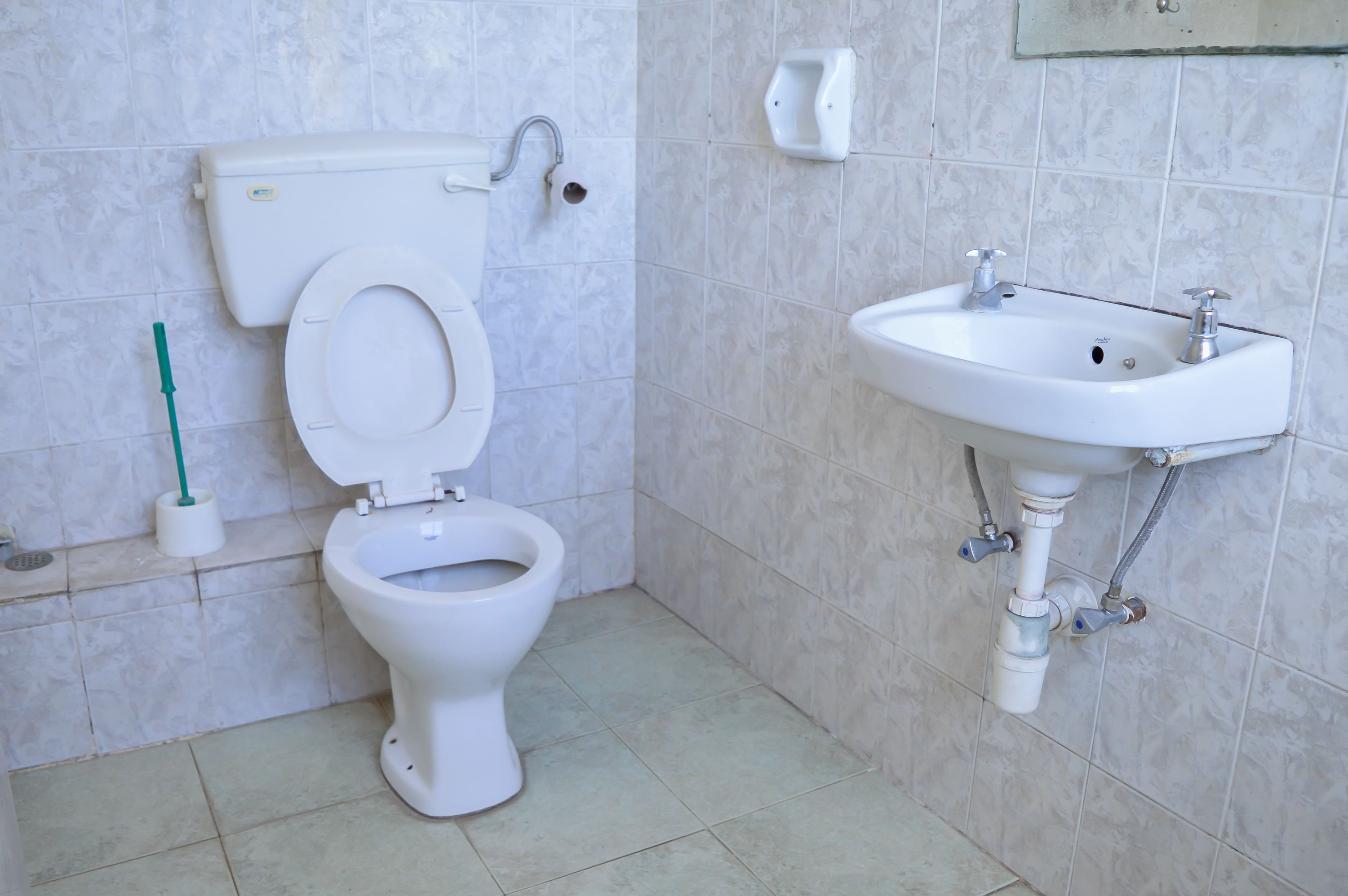 standard single room | bathroom | shower, free toiletries, towels