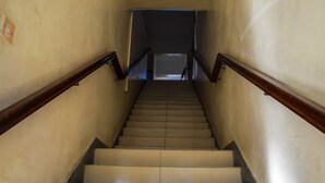 Una escalera con barandillas de madera y una pared lisa.