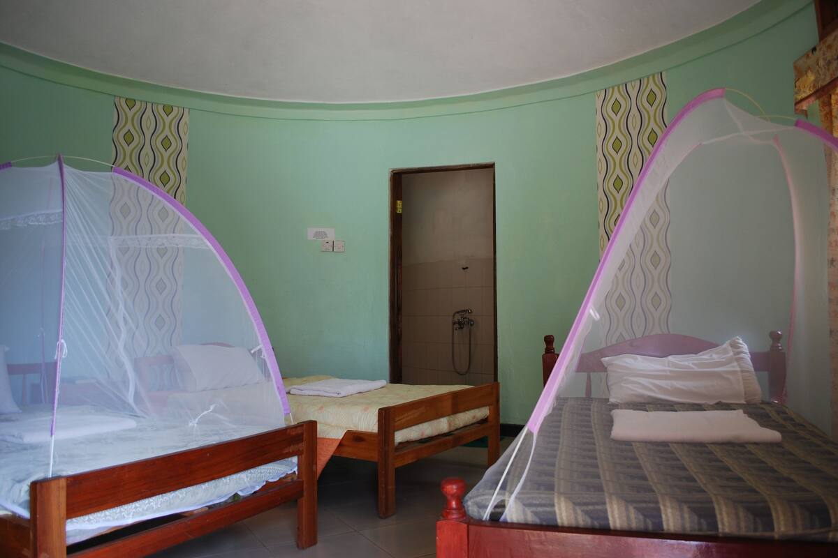 Casa de campo conforto, 3 camas de solteiro, vista para o lago | Escrivaninha, roupa de cama