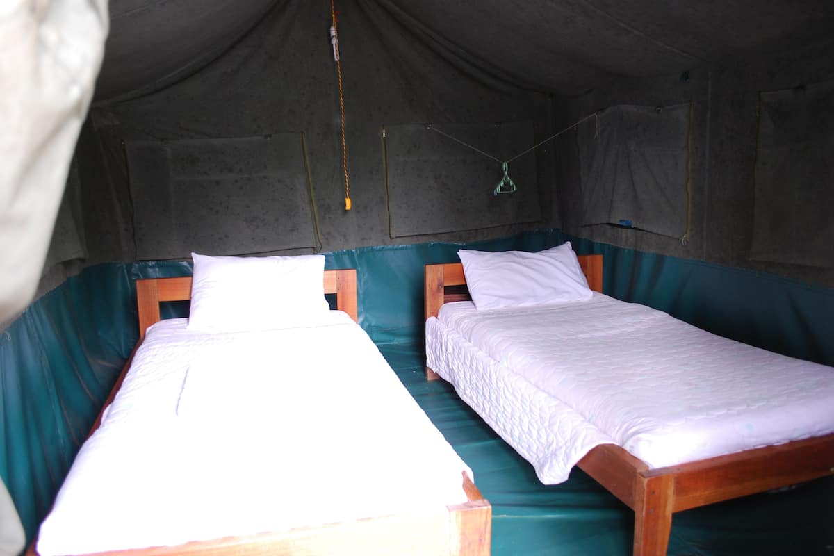 Basic Tree House, 2 Twin Beds, Lake View | Desk, bed sheets