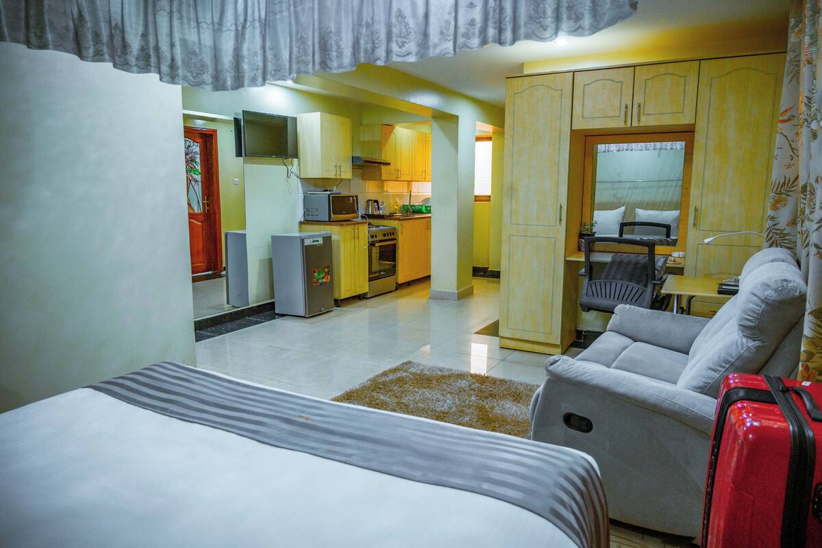 Executive Studio | In-room safe, desk, WiFi (free)