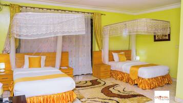 Deluxe Twin Room | Bathroom | Combined shower/tub, free toiletries, towels