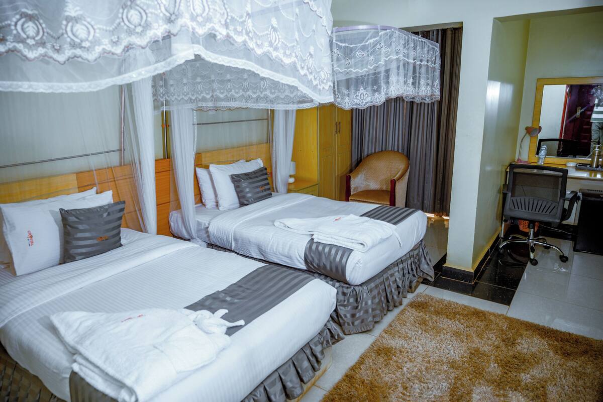 Chambre Deluxe avec lits jumeaux | Coffres-forts dans les chambres, bureau, Wi-Fi gratuit