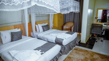 Deluxe Twin Room | Peti besi dalam bilik, meja, Wi-fi percuma