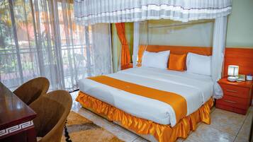 In-room safe, desk, free WiFi