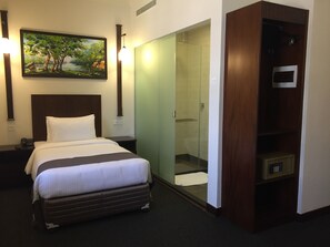 In-room safe, desk, laptop workspace, iron/ironing board - Hotel Nippon Colombo (Colombo)