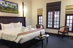 Deluxe Tek Büyük veya İki Ayrı Yataklı Oda, Balkon | Odada kasa, masa, dizüstü bilgisayar çalışma alanı, ütü/ütü masası 