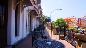 A covered outdoor seating area with tables and chairs, a street lamp, and a sign for Hotel Nippan. - Hotel Nippon Colombo (Colombo)
