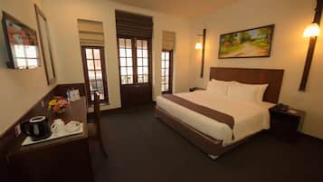 Zimmersafe, Schreibtisch, laptopgeeigneter Arbeitsplatz