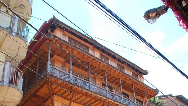 Um edifício tradicional com várias janelas e uma varanda.