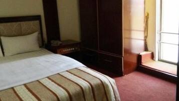 In-room safe, desk, free WiFi