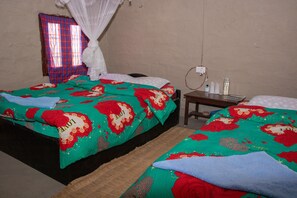 Escritorio, sistema de insonorización y camas plegables/adicionales